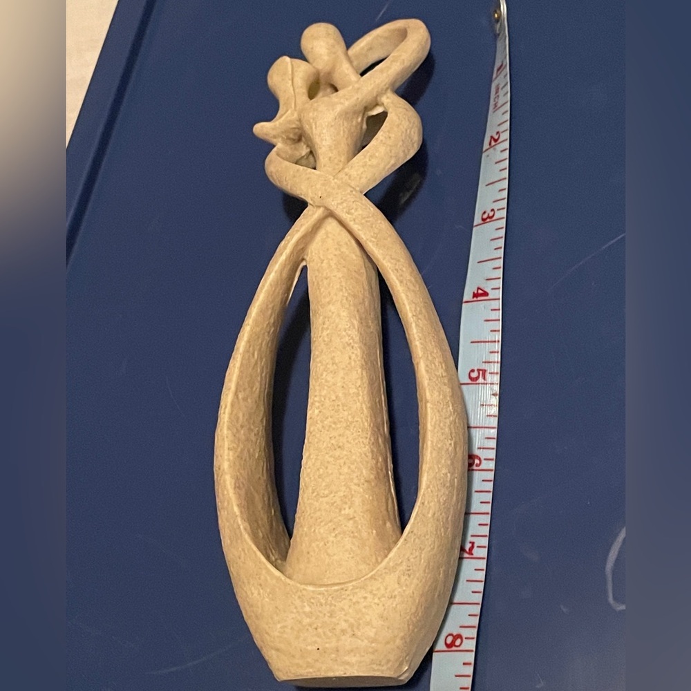 🦋Elegant Tan Abstract Sculpture
Sandstone or resin
Couple kissing. - Picture 3 of 12